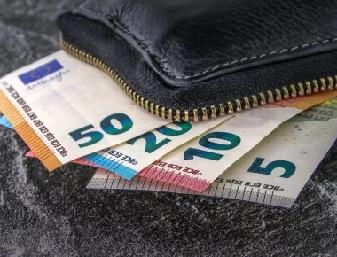 Ερχεται «χαράτσι» έως 2.151 ευρώ για ελεύθερους επαγγελματίες και μικρομεσαίους επιχειρηματίες